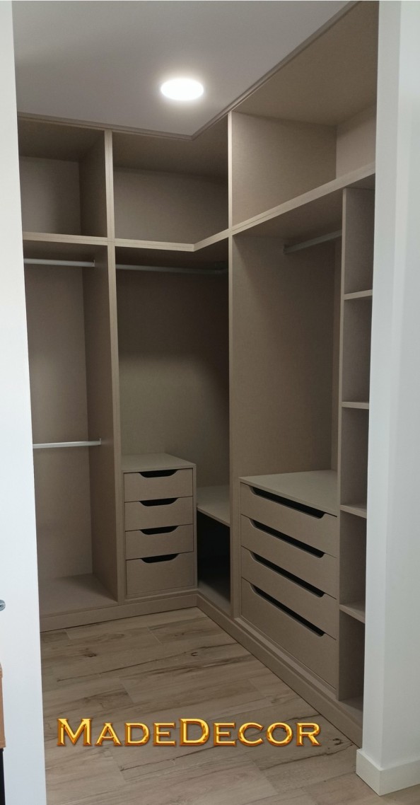 VESTIDOR CON RINCON Y MALETEROS