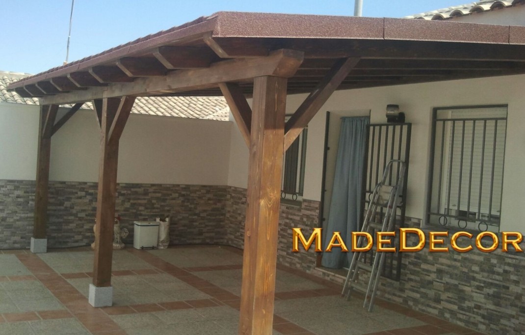 PORCHE DE MADERA DE PINO CON CUBIERTA ASFALTICA
