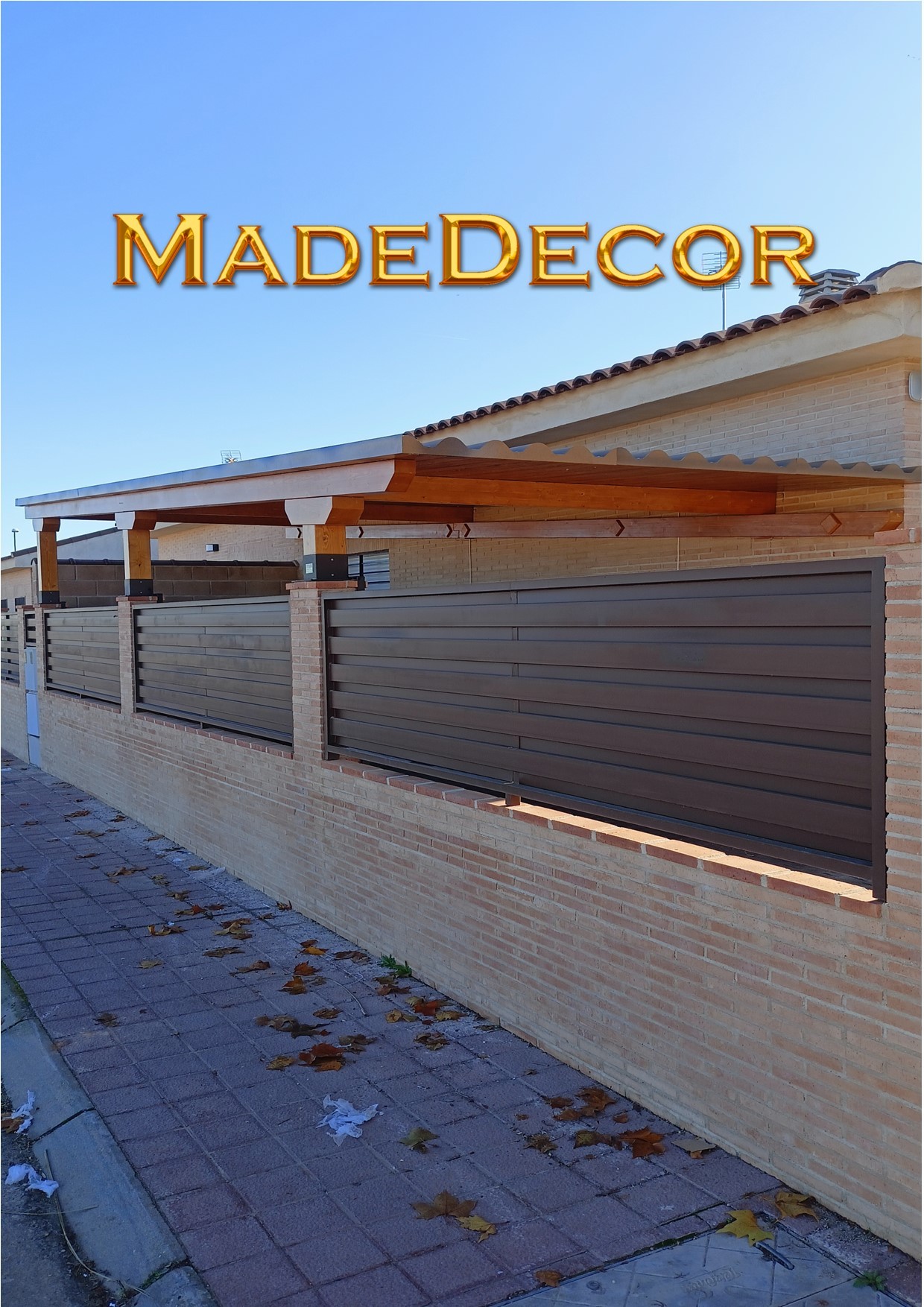 PORCHE DE MADERA DE PINO CON CUBIERTA DE PANEL SANDWICH