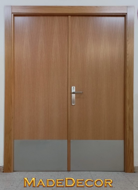PUERTA DE PASO MADERA DE ROBLE CON PROTECCIONES DE ACERO