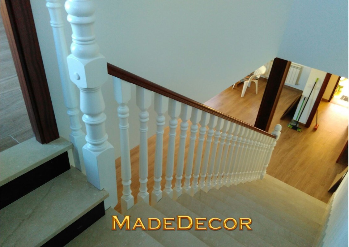Escalera madera pino, torneada, lacada blanco con pasamanos tintado