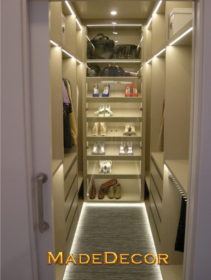Vestidor Melamina, puertas acristaladas, iluminación Led integrada, pilastras frontales.