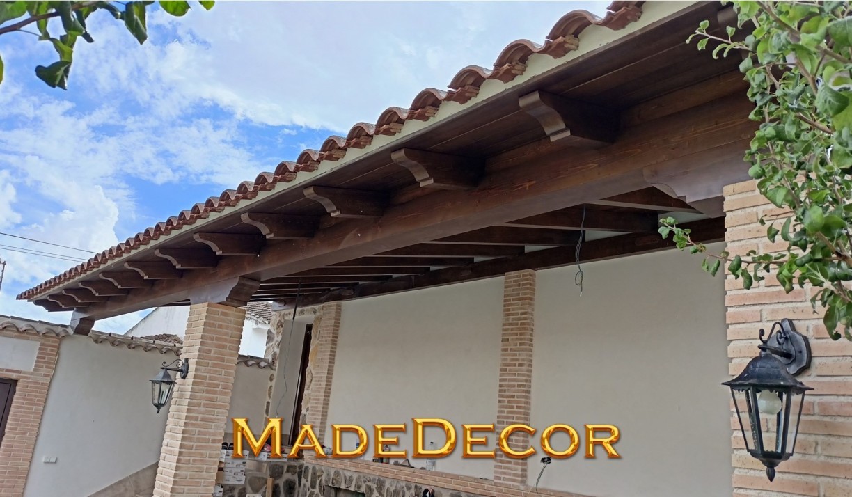 PORCHE DE MADERA DE PINO CON TEJA CERAMICA