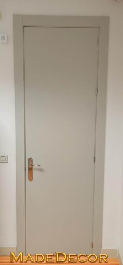 PUERTA CON ALTURA ESPECIAL Y LACADA GRIS CLARO