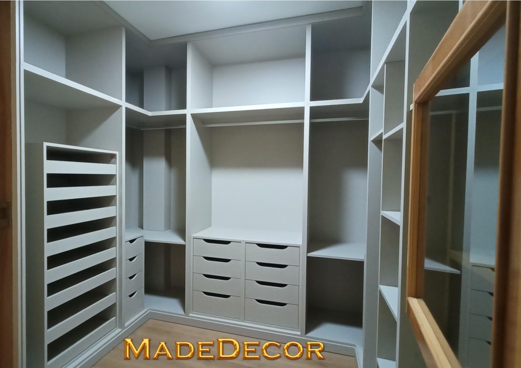 VESTIDOR EN U CON MODULOS DE RINCON Y MALETEROS, CAJONERAS Y ZAPATERO