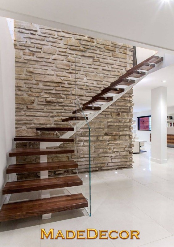 Escalera con peldaños de madera (diseño y funcionalidad)