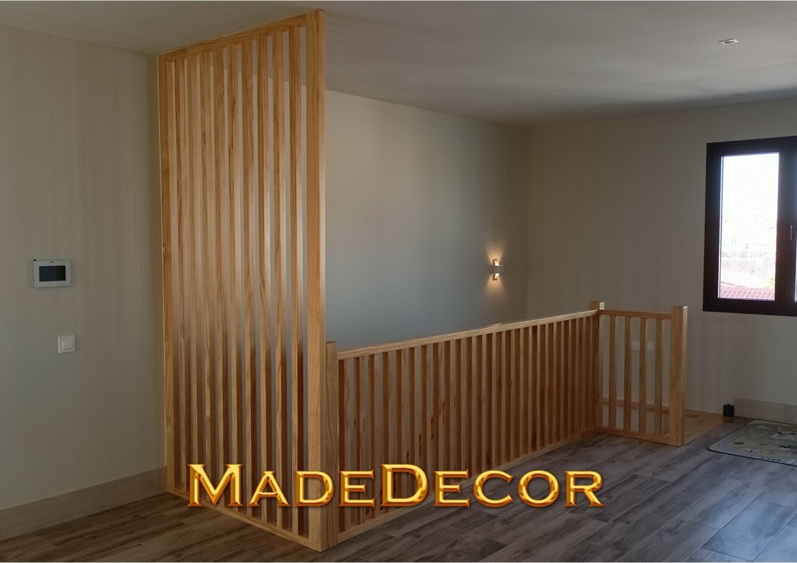 ESCALERA Y TABIQUERIA EN MADERA DE PINO NATURAL