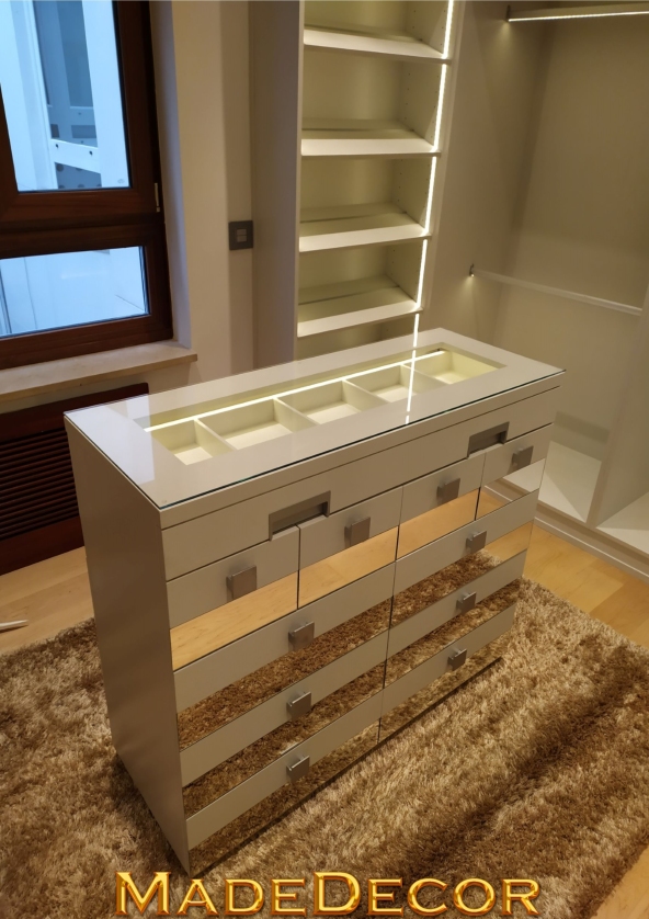 Mueble cajones y expositor: idéntico por delante y por detrás