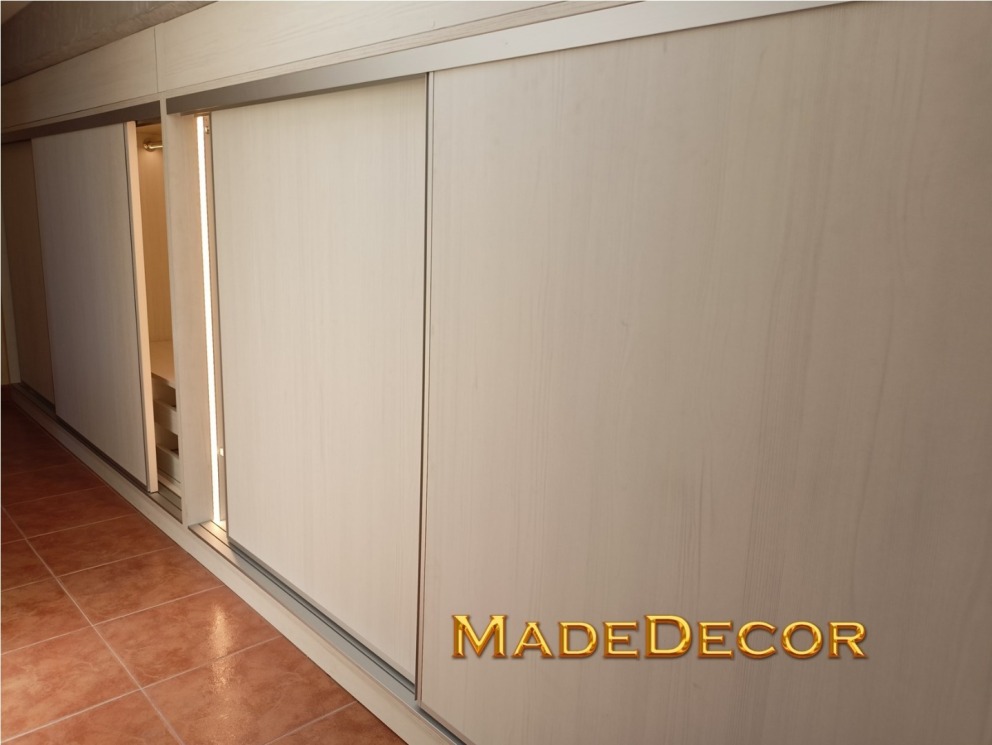 ARMARIO PUERTAS CORREDERAS CON ILUMINACION INTEGRADA AUTOMATICA