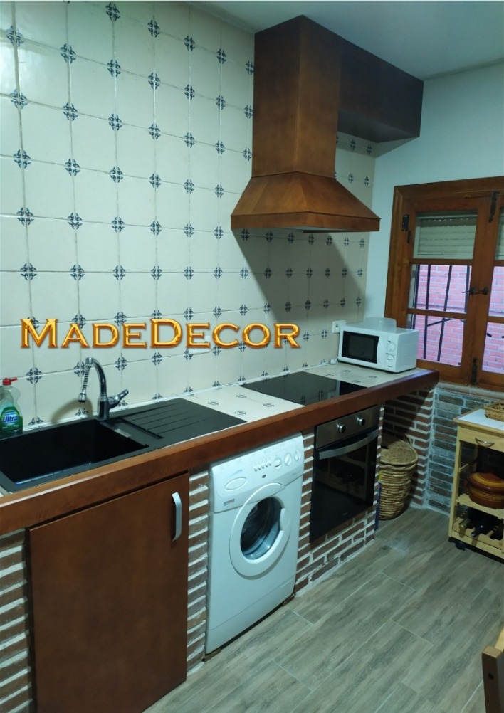 CARPINTERÍA DE MADERA EN COCINA DE OBRA